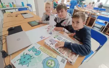 chłopcy grający w grę edukacyjną ScottieGo!