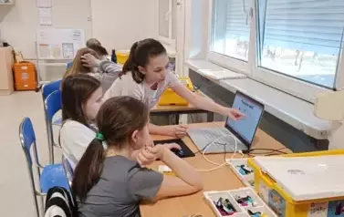 grupa dzieci, kt&oacute;ra zapoznaje się z zestawem klock&oacute;w Lego2