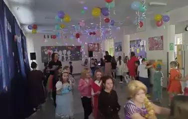 dzieci tańczą w pociągu