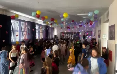 dzieci tańczą kaczuszki