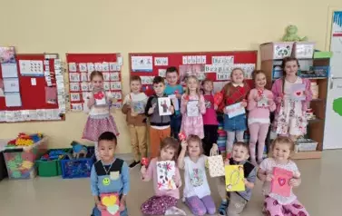 Zdjęcie grupowe z kartkami i lizakami