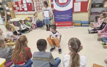 Zabawa na śniegu - zjeżdżanie na sankach