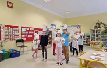 dzieci w białych czapkach 