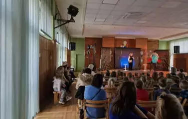 starszaki oglądają spektakl