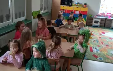 dzieci pija sok z kiwi i banana