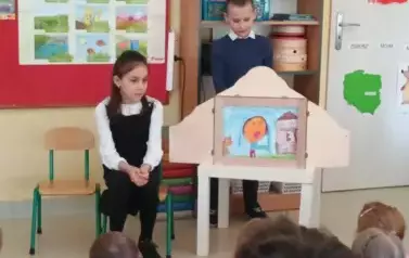 Uczniowie klasy 2d podczas występu