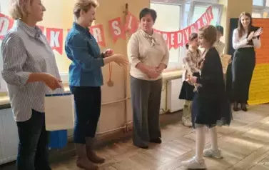 komisja konkursowa wręcza nagrody i dyplom zwycięzcy konkursu