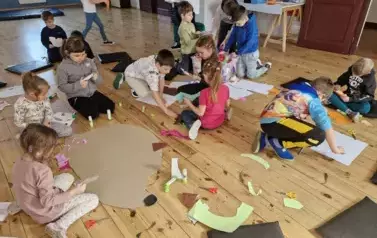wycinanie element&oacute;w do udekorowania jeża