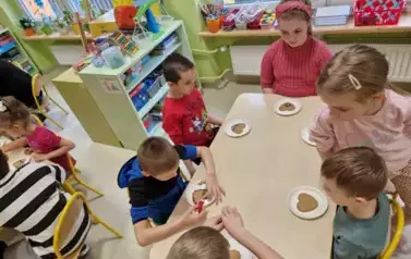 Dzieci ozdabiają ciasteczka