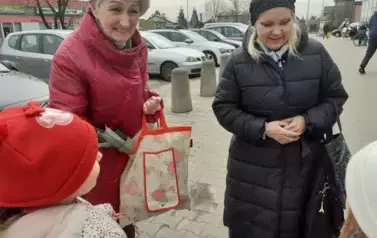 Wręczenie ciastek przechodniom