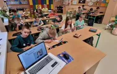 Uczniowie oglądaję prezentację na temat os&oacute;b z Zespołem Downa
