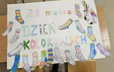 Plakat z okazjo Dnia Kolorowych Skarpetek