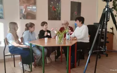 Druga grupa uczni&oacute;w w trakcie wywiadu