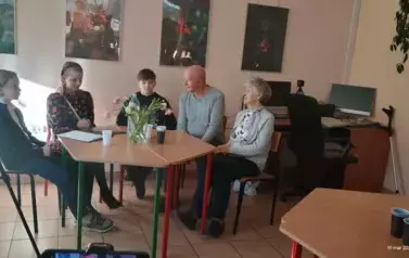 Pierwsza grupa uczni&oacute;w w trakcie wywiadu