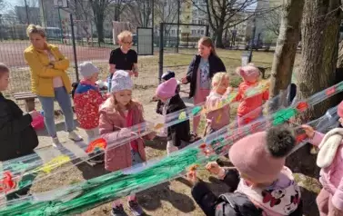 Malowanie farbami wiosennego krajobrazu