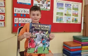 Antek prezentuje książkę piłkarską