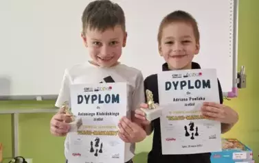 Chłopcy z dyplomami i statuetkami