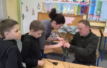 Dzieci i rodzice w trakcie warsztat&oacute;w