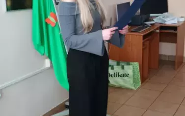 uczennica recytująca wiersz 