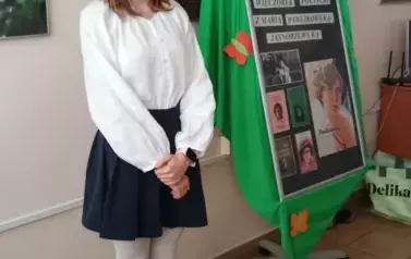 uczennica recytująca wiersz 