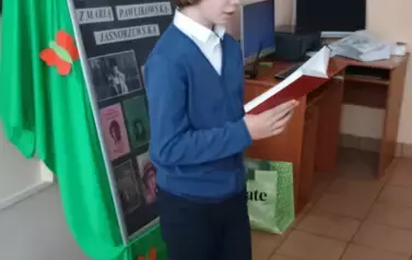 uczeń recytujący wiersz
