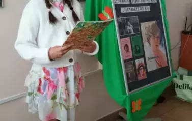 uczennica recytująca wiersz 