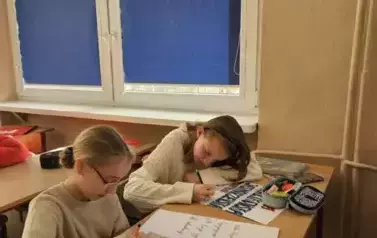 uczennice i uczniowie wykonują książki 