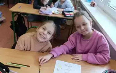 uczennice i uczniowie wykonują książki 