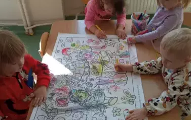 praca przy stoliku