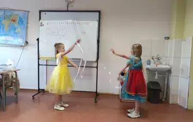 Dziewczynki tańczą z szarfami