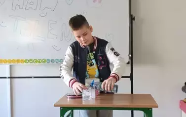 Chłopiec wykonuje doświadczenia chemiczne