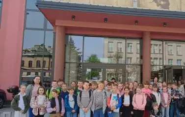 uczniowie klasy 3d i 3e przed budynkiem Teatru Muzycznego