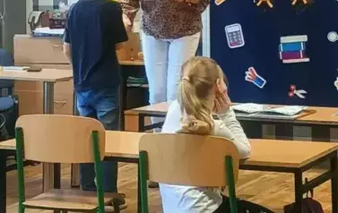 Uczestni konkursu odbiera dyplom