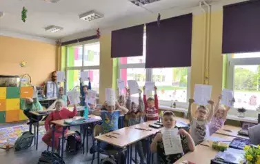 Uczniowie klasy 1c obchodzą Dzień Bezpieczeństwa Ruchu Drogowego 