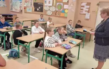 Pani dyrektor przekazuje zadania konkursowe