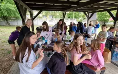 malowanie twzrzy podczas pikniku