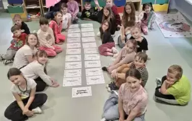 uczniowie w trakcie rozwiązywania zębowych zagadek