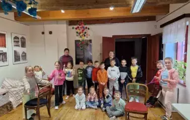 Zdjęcie grupowe ze sznurkami