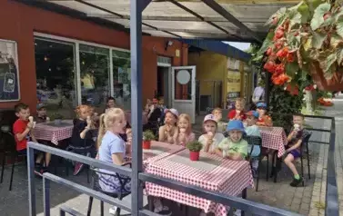 dzieci jedzą lody