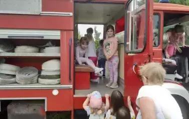 Dzieci w wozie strażackim