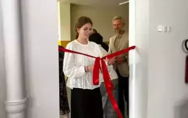 zaproszeni goście przed uroczystym przecięciem wstęgi do nowej pracowni
