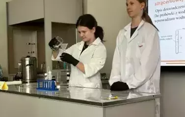 uczennice wykonują doświadczenia chemiczne (1)
