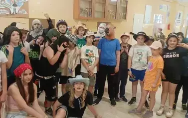Dzieci w nakryciach głowy z okazji Dnia Szalonego Nakrycia Głowy  