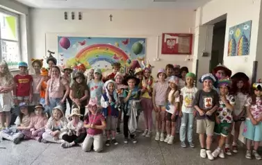 Dzieci w nakryciach głowy z okazji Dnia Szalonego Nakrycia Głowy  