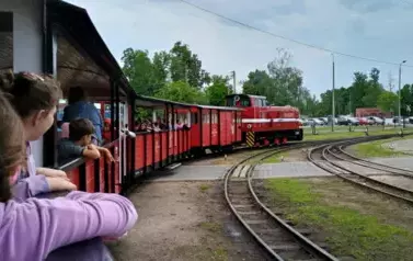 uczniowie w czasie przejażdżki kolejką wąskotorową