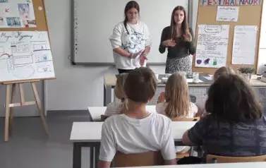 Michalina i Lila omwiają doświadczenie Magia krystalizacji.