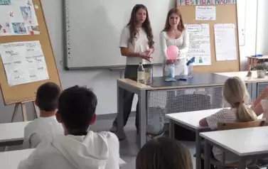 Kasia i Julia omawiają wyniki doświadczenia Samopompujący się balon.