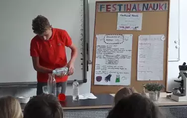 Kacper wykonuje doświadczenie - Skacząca kukurydza.