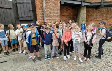 grupa dzieci przy Krzywej Wieży w Toruniu