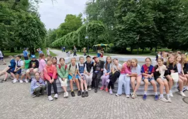 grupa uczni&oacute;w przed fontanną Jaś i Małgosia w Ciechocinku